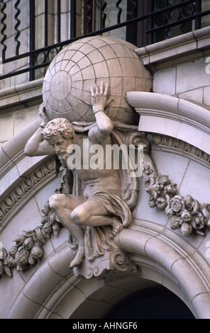 Schnitzen von Atlas trägt das Gewicht der Welt auf seinen Schultern Banking in Leeds Großbritannien Gebäude aus Stein Stockfoto