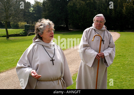 UK Yorkshire Ripon Fountains Abbey kostümierte Führer ist es ein Mönche leben Stockfoto