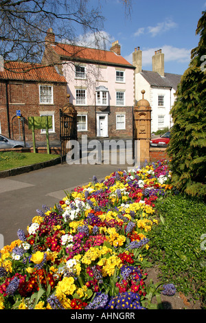 UK Yorkshire Ripon Kurpark Blumenbeeten und Park Street Stockfoto