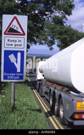 LKW vorbei Not entkommen Lane Warnzeichen bei Versagen der Bremse auf einem steilen Hügel bei Staxton Scarborough Yorkshire uk Stockfoto