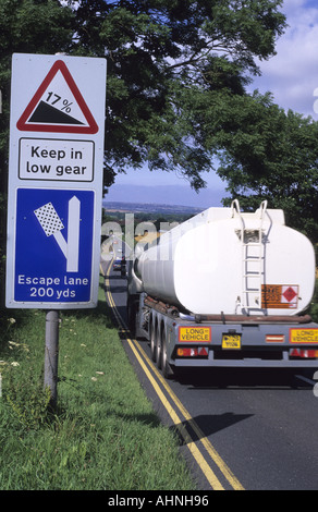 LKW vorbei Not entkommen Lane Warnzeichen bei Versagen der Bremse auf einem steilen Hügel bei Staxton Scarborough Yorkshire uk Stockfoto