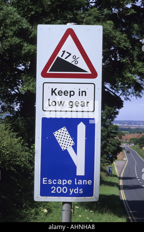 Notausstieg Lane Warnschild bei Versagen der Bremse auf einem steilen Hügel bei Staxton Scarborough Yorkshire uk Stockfoto