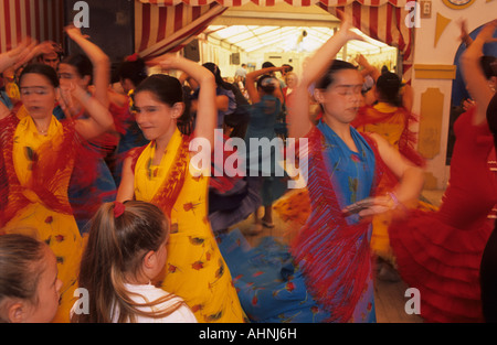 Frauen tanzen Flamenco in der Feria de Abril, Spanien Stockfoto