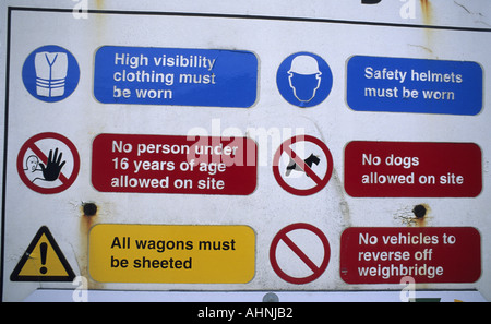 Gesundheit und Sicherheit Warnschild am Steinbruch in der Nähe von Horton in Ribblesdale Yorkshire Dales uk Stockfoto