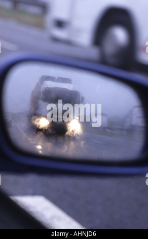 LKW spiegelt sich im Fahrzeug Wingmirror bei starkem Regen auf der A1 M1 Autobahn Leeds uk Stockfoto