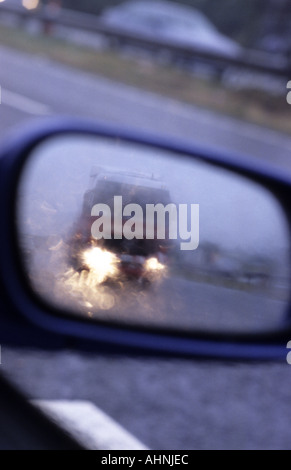 LKW spiegelt sich im Fahrzeug Wingmirror bei starkem Regen auf der A1 M1 Autobahn Leeds uk Stockfoto