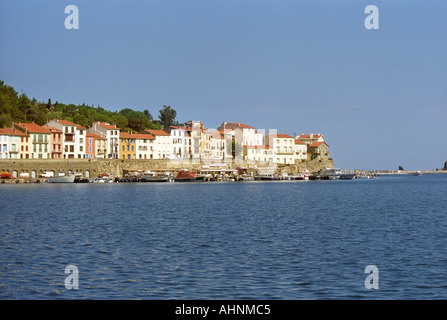 Das Fischerdorf Port-Vendres nahe der spanischen Grenze in Frankreich, mit Booten und Häuser am Meer entlang, Languedoc-Roussillon, Frankreich Stockfoto