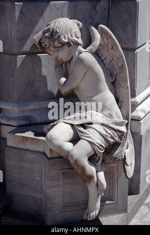 Friedhof von Recoleta. Traurig Marmor Engel von einem Grab. Viertel Recoleta, Buenos Aires, Argentinien Stockfoto