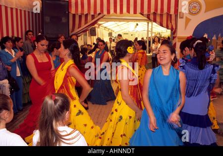 Frauen tanzen Flamenco in Sevilla Feria de Abril festival Stockfoto