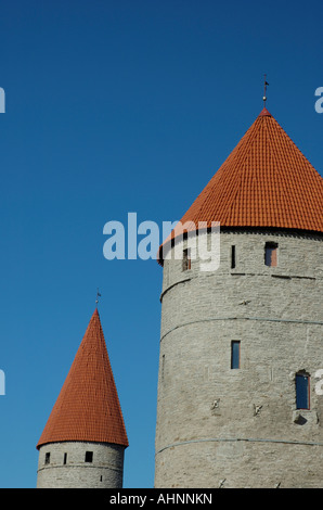 Mittelalterliche Wehrtürme in der Stadtmauer von Tallinn Estland Stockfoto