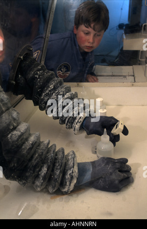 Huntsville, Alabama. Space Camp 13 jährige verwechseln Kautschuk wie Substanz in simulierten Weltraum-Mission. Stockfoto