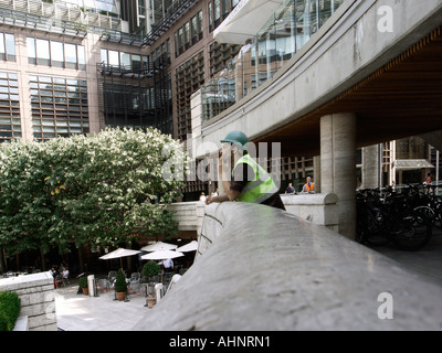 Bau Arbeit tragen einen harten hatte eine Pause, Bishopsgate, der City of London England Stockfoto