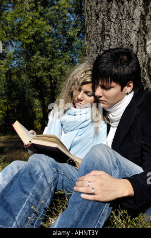 Junger Mann und eine Frau liest ein Buch Stockfoto