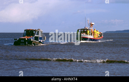 Rettungsboot, RNLB Amelia, auf einem Anhänger abgeschleppt an Land durch eine Raupe nachverfolgten Zugmaschine, Scarborough, North Yorkshire, Stockfoto