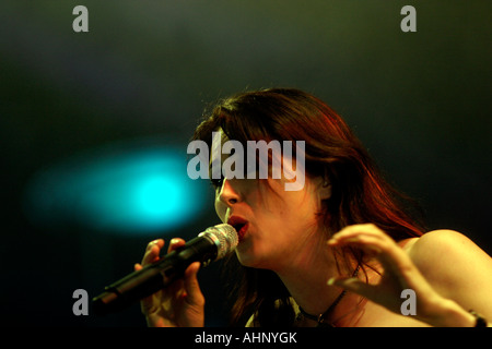 Sharon den Adel, Sänger, Within Temptation, eine Heavy Metalband aus den Niederlanden, gegründet 1996, Ruud Adrianus Jolie, Gitarrist, Jeroen van Veent, Bass, Stephan van Haestregt, Trommeln, Sharon Den Adel, Gesang, Martijn Spierenburg, Tastaturen, Robert Westerholt, Gitarre, Glatze, Download Rock Festival, Donnington Park, Leicestershire, UK Stockfoto