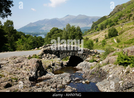 Ashness Brücke in Cumbria mit Skiddaw in der Ferne. Stockfoto