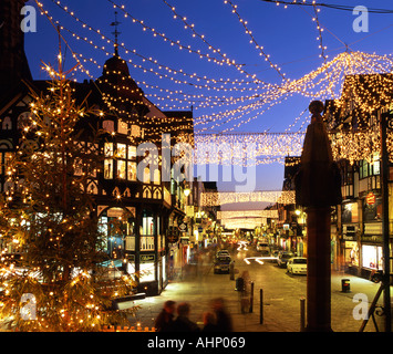 Weihnachtsbeleuchtung Baum und das Kreuz auf der Brücke Straße bei Nacht Chester Cheshire UK Stockfoto