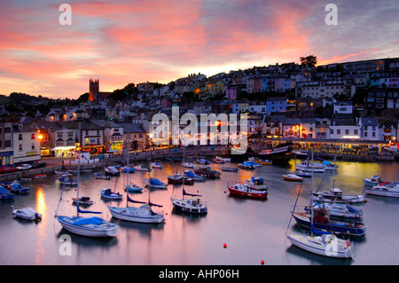 Das kleine Fischerdorf Stadt Brixham auf der South Devon Küste bei Sonnenuntergang Stockfoto