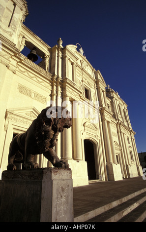Löwen-Statue vor der Leon Cathedral oder Catedral de León, Nicaragua Stockfoto