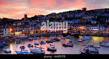 Das kleine Fischerdorf Stadt Brixham auf der South Devon Küste bei Sonnenuntergang Stockfoto