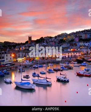 Das kleine Fischerdorf Stadt Brixham auf der South Devon Küste bei Sonnenuntergang Stockfoto