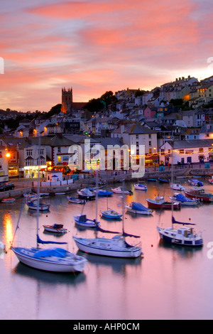 Das kleine Fischerdorf Stadt Brixham auf der South Devon Küste bei Sonnenuntergang Stockfoto