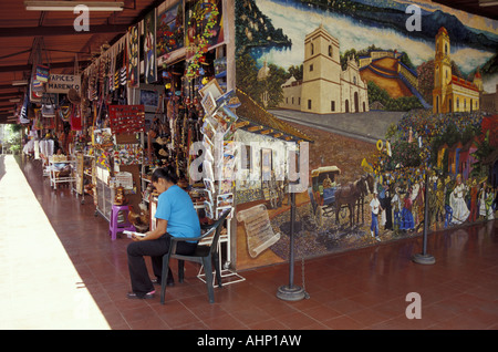 Gänge in den nationalen Handwerksmarkt oder Mercado Viejo, Masaya, Nicaragua, Mittelamerika Stockfoto