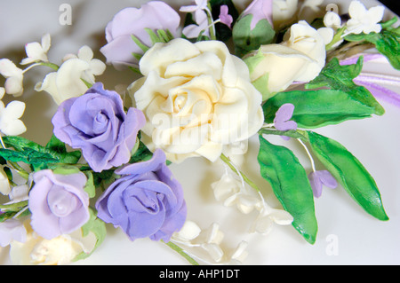 Nahaufnahme Detail einer wunderschön gearbeiteten Hand verziert Geeiste Frucht-Kuchen in einem Studio mit Flash-Design von Pam Hannon Stockfoto