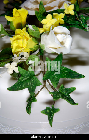 Nahaufnahme Detail einer wunderschön gearbeiteten Hand verziert Geeiste Frucht-Kuchen in einem Studio mit Flash-Design von Pam Hannon Stockfoto