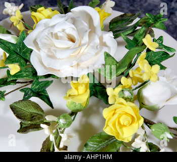 Nahaufnahme Detail einer wunderschön gearbeiteten Hand verziert Geeiste Frucht-Kuchen in einem Studio mit Flash-Design von Pam Hannon Stockfoto