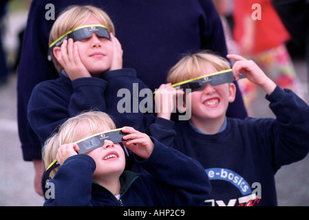Menschen zu sehen, eine totale Sonnenfinsternis von der Sonne durch Schutzbrille Stockfoto