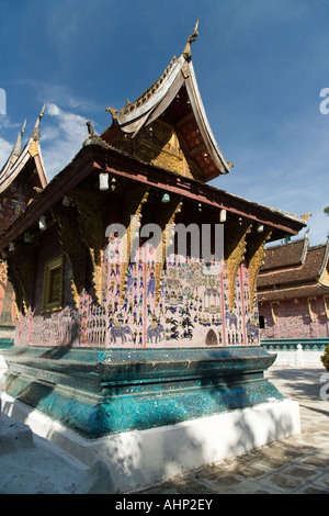 Rückansicht des Tripitaka Bibliothek des Wat Xieng Thong Tempel in Luang Prabang Laos mit Reclining Buddha Heiligtum auf der rechten Seite Stockfoto