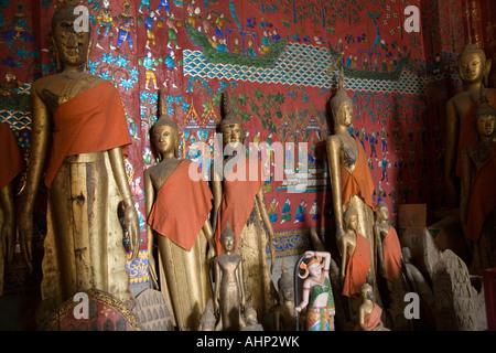 Buddha-Statuen in der Funerary Haus von Xieng Thong Tempel in Luang Prabang Laos wo Royal Funerary Wagen aufbewahrt wird gespeichert Stockfoto