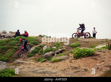 Polizisten sehen zwei off Road-Trail-bikes Stockfoto