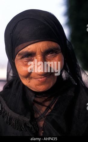 Porträt einer freundlichen ägyptische Frau gekleidet in schwarz Luxor Ägypten Stockfoto