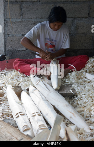 Junger Mann schnitzen hölzernen Souvenir Masken in Mas Bali Indonesien Stockfoto