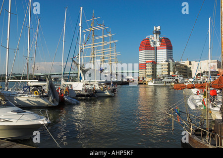 Göteborg Uitken Lookout bekannt wie der Lippenstift und verschiedene Boote und Yachten in Göteborg Schweden EU Europa Hafen Stockfoto