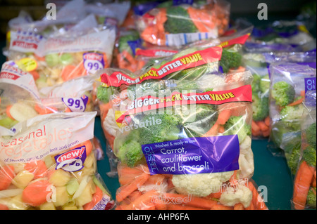 Pre verpackt Gemüse zum Verkauf in einem Supermarkt Stockfoto