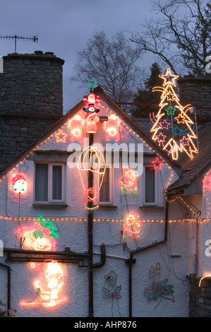 Haus mit Weihnachtsbeleuchtung an Stockfoto