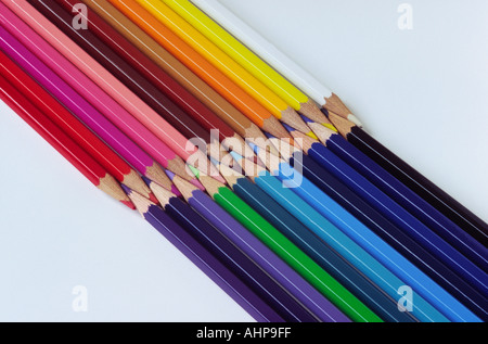 Zwei parallele Diagonale Reihen von farbigen Kreiden Stockfoto