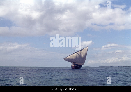 Ozean-arabischen Stil Dhow Segeln vor der Küste von Kenia in Ostafrika Stockfoto