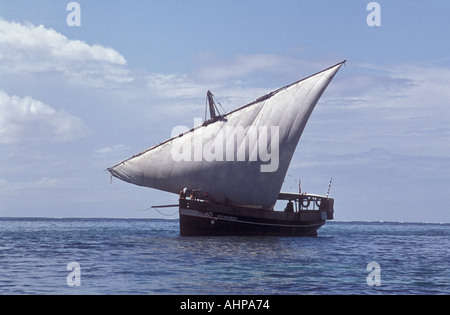 Ozean-arabischen Stil Dhow Segeln vor der Küste von Kenia in Ostafrika Stockfoto