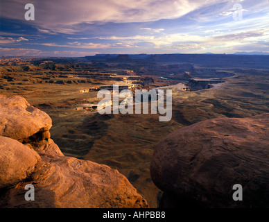 Sonne, spähen durch Gewitterwolken am Green River Overlook Canyonlands National Park, Utah Stockfoto