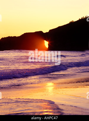 Zweiten Strand mit Sonne durch Loch im Felsen Olympic Nationalpark Washington Stockfoto