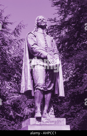 Statue von John Bunyan St. Peter s Grün Bedford präsentiert der Stadt 1874 monochromen Version in Magenta Stockfoto