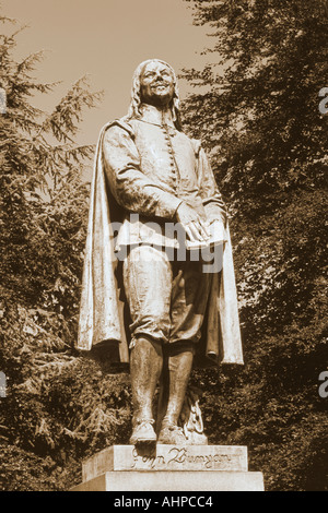 Statue von John Bunyan St. Peter s Grün Bedford präsentiert der Stadt 1874 monochromen Version in Sepia Stockfoto