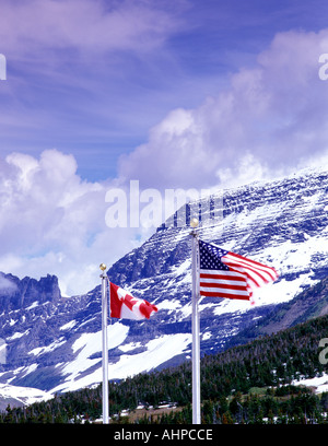 U S und Kanada Fahnen am Besucherzentrum am Logan Pass Glacier Nationalpark Montana Stockfoto