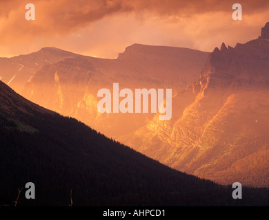 Sonne spähen durch Wolken und auf Bergen von Glacier Nationalpark Montana Stockfoto