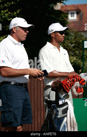 Tiger Woods bei Royal Liverpool im Jahr 2006 mit Caddie Steve Williams Stockfoto