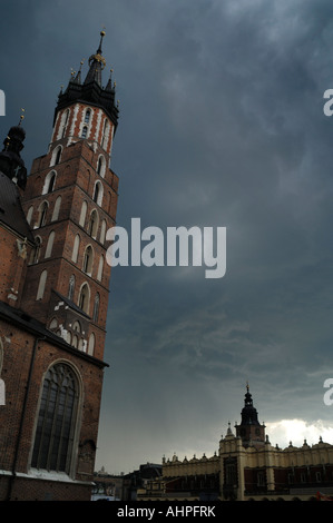 Eine Gewitter überholt Hauptmarkt in Krakau s Stockfoto
